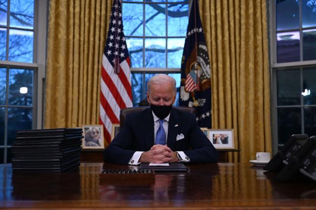조 바이든 미국 대통령이 20일 취임식 후 백악관 집무실에 앉아 생각에 잠겨 있다. 워싱턴=AFP 연합뉴스