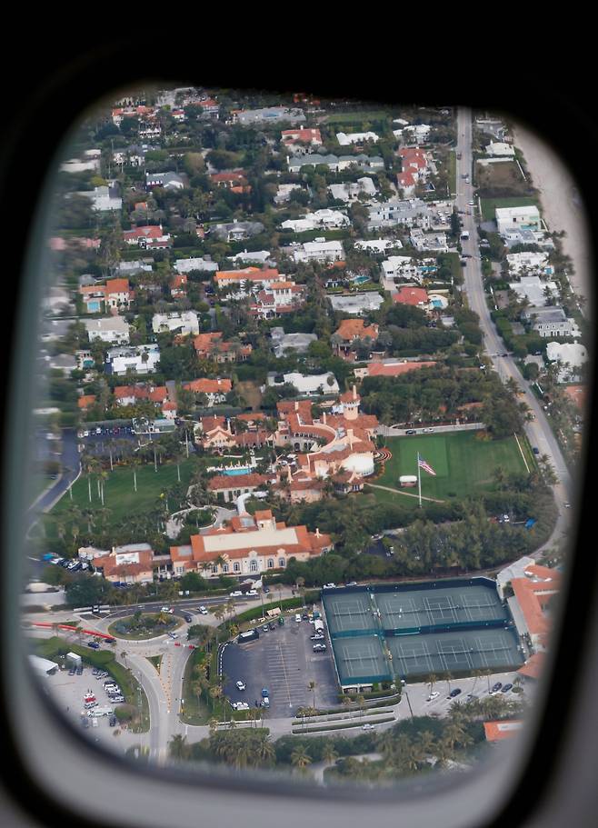 플로리다 팜비치 상공을 비행하는 에어포스 원에서 내려다 본 트럼프 소유의 마라라고 리조트. 로이터=연합뉴스