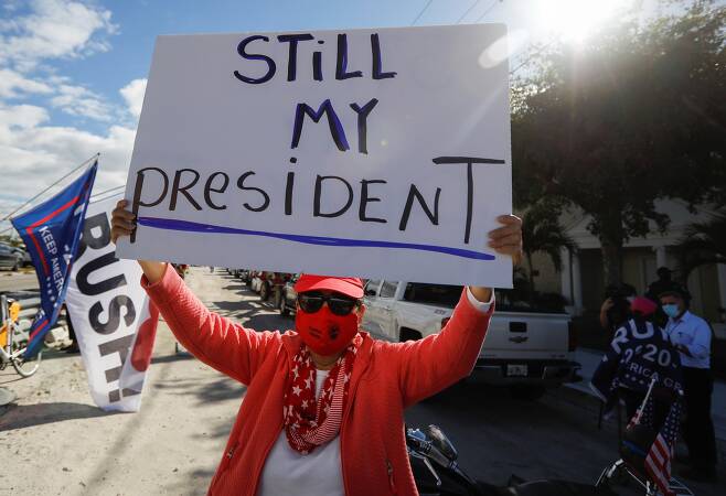 한 지지자가 '여전히 나의 대통령'이라고 쓴 피켓을 들고 있다. 로이터=연합뉴스