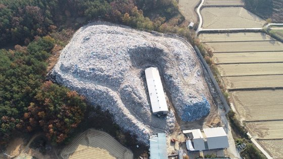'의성 쓰레기산'의 예전 모습. 하늘에서 촬영한 사진. [경북 의성군]