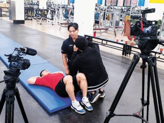 2020년 4월 20일 방송통신대·한국체대가 공동으로 제작하는 '셀프 트레이닝' 교과목의 실습장면을 촬영하고 있다. [사진 방송통신대]
