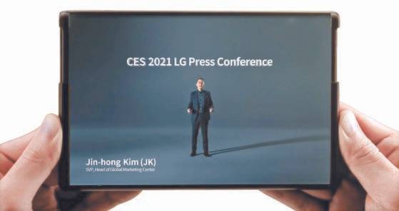 LG전자가 11일(현지시간) 개막한 정보기술(IT)·가전 박람회 'CES(소비자가전전시회) 2021'에서 공개한 롤러블(둘둘 말아 접는 형태) 스마트폰의 펼쳐진 모습. [연합뉴스]