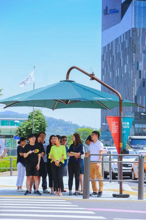 서초구가 2015년 전국에서 처음 선보인 여름 그늘막. 이제는 여름이면 곳곳 횡단보도 앞에서 이같은 그늘막을 만날 수 있다. [사진 서초구]