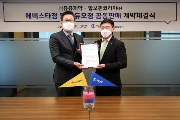 왼쪽부터 이준수 알보젠코리아 대표와 유원상 유유제약 대표.