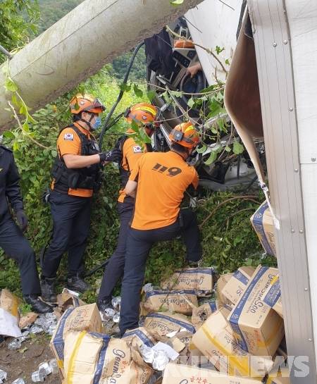 교통사고 현장에서 구조활동중인 119구조대원들 모습.