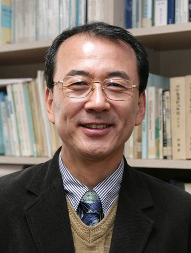 영남대학교 총장에 선출된 최외출 교수. 국민DB