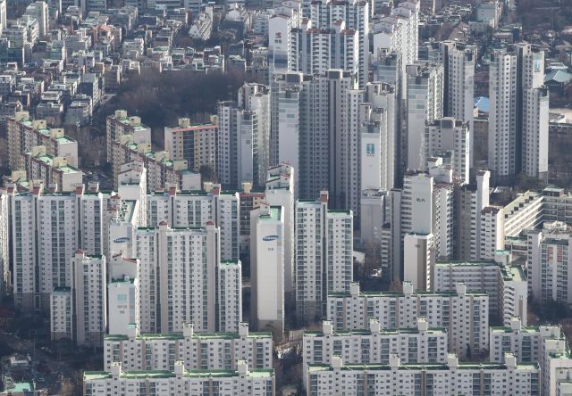 수도권 아파트 매매가격 상승률이 치솟았다. 서울과 경기도, 인천 등이 모두 큰 폭으로 올랐다. 서울 시내 아파트 단지의 모습. 연합뉴스