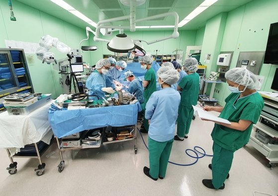 서울 세브란스병원은 사고로 오른팔이 절단된 62세 남성 최모씨에게 뇌사 기증자의 팔을 이식하는 데 성공했다. 서울 세브란스병원 제공.