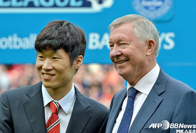 박지성 전북 어드바이저가 취임 기자회견에서 맨유 홍보대사로서는 더 활동하지 않는다고 밝혔다. 2014년 10월 글로벌 앰배서더 임명식 당시 박지성 어드바이저, 알렉스 퍼거슨 전 감독(왼쪽부터). 사진=AFPBBNews=News1