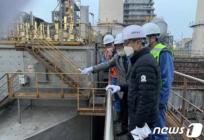 (서울=뉴스1) = 노웅래 더불어민주당 최고위원(서울 마포갑, 국회 환경노동위원회)이 지난 9일 발생한 포스코 포항제철소의 노동자 추락사고가 ‘수리 중 기계 가동 중단’이라는 기본 안전수칙조차 지키지 않은 전형적 인재(人災)로 밝혀졌다고 13일 밝혔다. 사진은 배관공사 노동자 추락 사망사고와 관련 11일 포스코 포항제철소를 현장 방문해 둘러보는 노 의원. (노웅래 의원실 제공) 2020.12.13/뉴스1