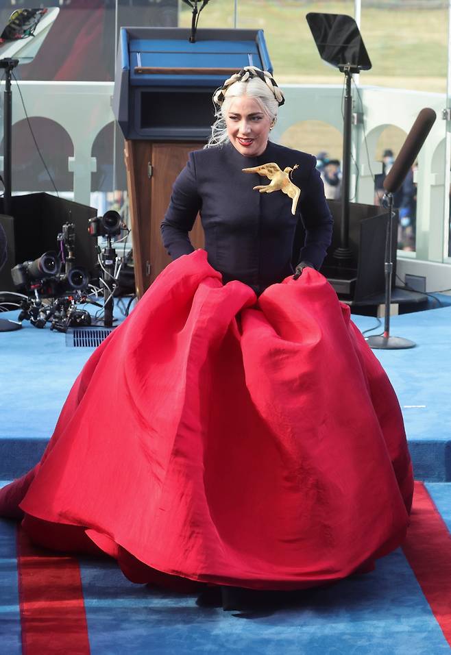 팝스타 레이디가가가 조 바이든 미국 대통령 취임식에서 착용한 드레스와 브로치가 화제다. /사진=로이터