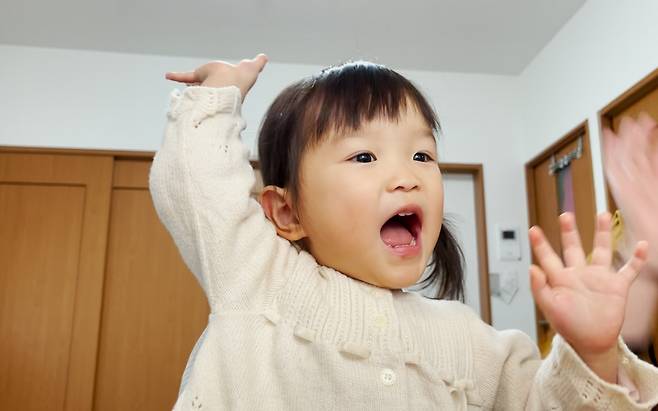 헤럴드 디지털콘텐츠국과 화상인터뷰 중인 일본 동요대회 은상 수상자 무라카타 노노카.