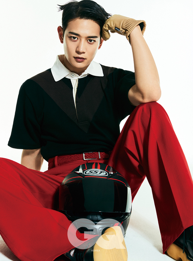 A picture of SHINee Minho has been released.The mens magazine Jikyu Korea recently conducted a picture with SHINee Minho.Minho in the public picture captures the attention of the viewers with intense eyes and suctioning expression, and completes the sensual picture by completely digesting the trench coat and wide pants of elegant silhouette.In an interview with the picture, Minho said, I thought about myself deeply and thought about what I was sorry for and I found out what I did not know myself well.Instead of changing something, Europe has become more clear about people. Also, for his first appearance in the drama Love Law of City Men and Women as his first move after military service, One of my favorite words is first.When I first stood in front of the camera after the war, I felt like I was starting again. I can feel the situation, the atmosphere, and the weather of the day. Minho said, SHINee has been making a lot of new musical and stylistic attempts.I am talking with the members to make such an artistic aspect more clear and show the color of SHINee more clearly. The news is that Lee Min-ji