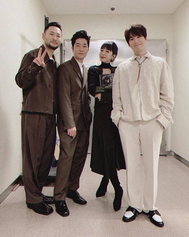 Epik High Tablo heralded Heize and You Hee-yeols Sketchbook appearanceOn January 21, Tablo posted a photo on his Instagram account with the caption: EPIK HIGH x HEIZE You Hee-yeols Sketchbook (You Hee-Yeols Sketchbook) 1/22 (Fri) 11:20pm broadcast KBS2 #Epik High #Heize #epikhigh #heize. I posted it.In the public photos, there is a picture of Heize posing among Epik High members. The group shots of brightly smiling artists are warm.Epik High released its regular 10th album, Epik High Is Here on the 18th, among which Heize joined the feature of the song I Like My Tale.jang so-hyun
