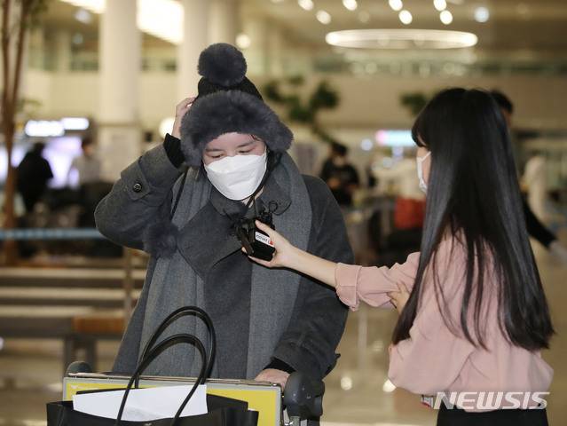 [인천공항=뉴시스]박미소 기자 = 향정신성 의약품을 투약했다 강제출국당한 방송인 에이미가 20일 오후 인천국제공항 제2터미널을 통해 귀국하고 있다. 2021.01.20. misocamera@newsis.com