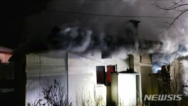 [정선=뉴시스]김유나 기자 = 21일 오전 강원 정선군 여량면 단독주택에서 불이 나 정선소방서 119 대원들이 진화 작업을 벌이고 있다. 2021.01.21. (사진=강원도소방본부 제공) photo@newsis.com