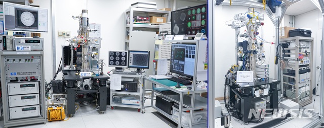 [대전=뉴시스] KBSI가 국산화에 성공한 텅스텐 필라멘트 투과전자현미경(왼쪽)과 전계방출형 투과전자현미경.