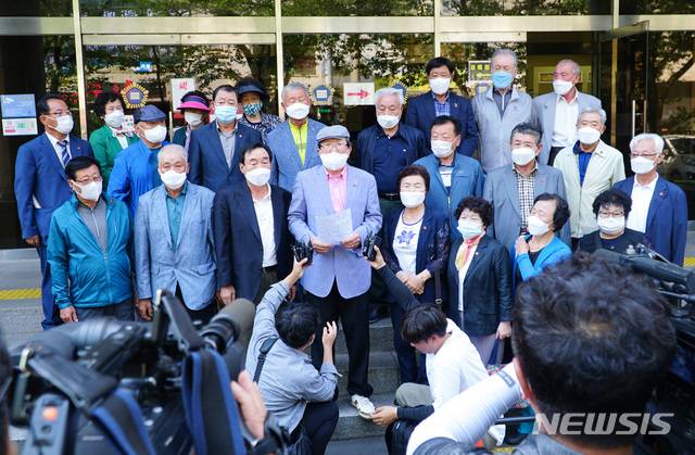 [제주=뉴시스]우장호 기자 = 제주4·3희생자유족행방불명인유족협의회가 8일 제주지방법원에서 재판부의 재심 청구인 첫 심문에 앞서 기자회견을 열어 입장을 밝히고 있다. 2020.06.08. woo1223@newsis.com