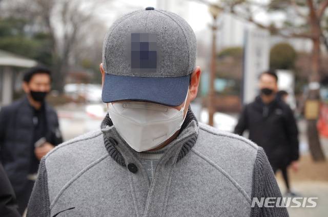 [부천=뉴시스] 김동영 기자 = 경기 김포의 한 아파트에서 자신의 지인 차량을 통과시켜 주지 않았다는 이유로 경비원들을 폭행해 중상을 입힌 30대 중국인 입주민이 구속 전 피의자 심문(영장실질심사)을 받기 위해 인천지방법원 부천지원에 들어섰다. 2021.1.21. dy0121@newsis.com