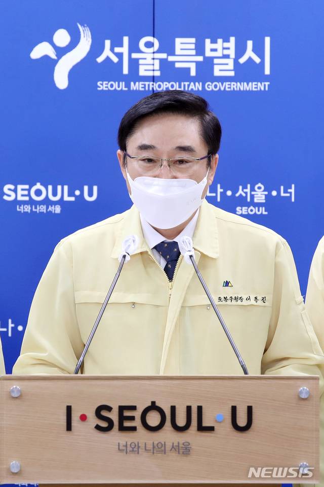 [서울=뉴시스]김병문 기자 = 이동진 구청장협의회장(도봉구청장)이 14일 오전 서울 중구 서울특별시청 브리핑룸에서 박원순 시장의 궐위에 따른 서울시 구청장협의회 입장문 발표를 하고 있다. 2020.07.14. dadazon@newsis.com