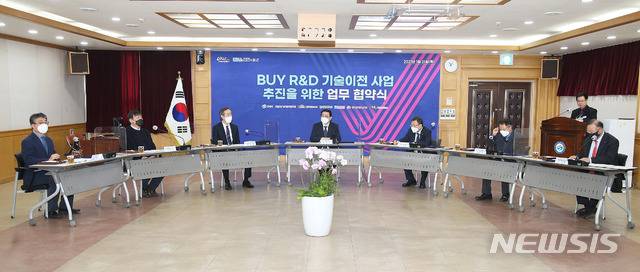 [창원=뉴시스] 강경국 기자 = 허성무 경남 창원시장이 21일 제3회의실에서 기술 혁신 기관과 중소기업 기술 사업화 지원을 위한 BUY R&D 기술 이전 사업 업무협약을 체결하고 있다. (사진=창원시청 제공). 2021.01.21. photo@newsis.com
