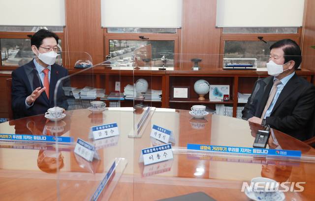 [창원=뉴시스] 홍정명 기자= 김경수(왼쪽) 경남도지사가 21일 오후 집무실에서 박병석 국회의장과 환담하고 있다.(사진=경남도 제공) 2021.01.21. photo@newsis.com