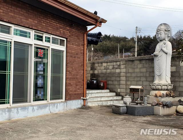 [영암=뉴시스]박상수 기자 = 16일 오전 전남 영암군 삼호읍의 한 사찰. 이 사찰의 승려 2명과 신도 1명 등 모두 3명이 지난 14일 코로나19에 확진된 이후 확진자가 급속히 확산되고 있다. parkss@newsis.com 2021.01.16.