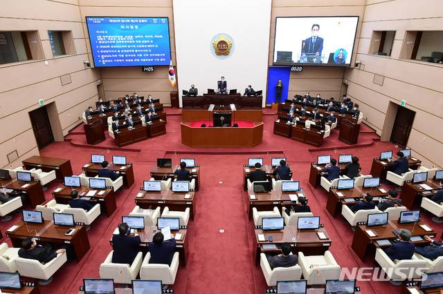 [창원=뉴시스] 21일 오후 경남도의회 제382회 임시회 제2차 본회의가 열리고 있다.(사진=경남도의회 제공) 2021.01.21. photo@newsis.com