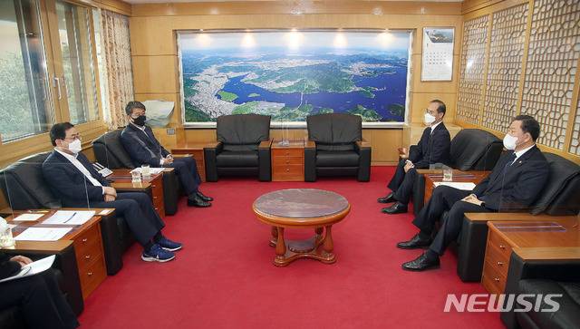 [창원=뉴시스] 강경국 기자 = 황기철 국가보훈처장이 21일 경남 창원시를 방문한 가운데 허성무 창원시장과 지역 보훈 선양 사업에 대해 간담회를 갖고 있다. (사진=창원시청 제공). 2021.01.21. photo@newsis.com