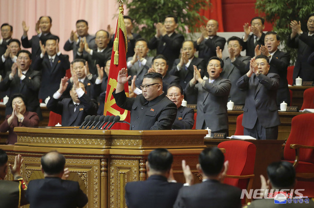 [평양=AP/뉴시스]북한 조선중앙통신이 제공한 사진에 김정은 북한 노동당 총비서가 지난 12일 평양에서 막을 내린 노동당 제8차 대회 폐회사를 한 후 박수갈채를 받고 있다. 중앙통신은 김정은 총비서가 "핵전쟁 억제력을 보다 강화하고 최강의 군사력을 키우는 데 총력을 기울여야 한다"라고 말했다고 전했다. 2021.01.13.