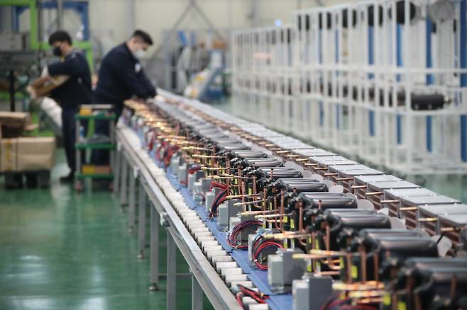 신종 코로나바이러스 감염증(코로나19) 백신 접종을 한 달여 앞두고 21일 백신 보관용 냉동고를 생산하는 경기 동두천시 일신바이오에서 직원들이 작업을 하고 있다. 연합뉴스