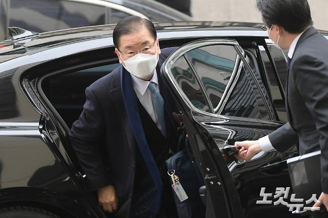 정의용 외교부 장관 후보자가 지난 21일 서울 종로구 도렴빌딩 인사청문회 준비 사무실로 출근하고 있다. 이한형 기자