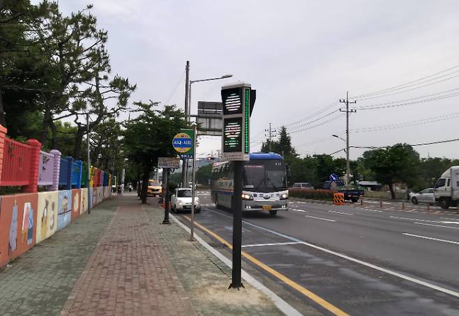 정촌초등학교 앞에 설치된 미세먼지 신호등. 진주시 제공