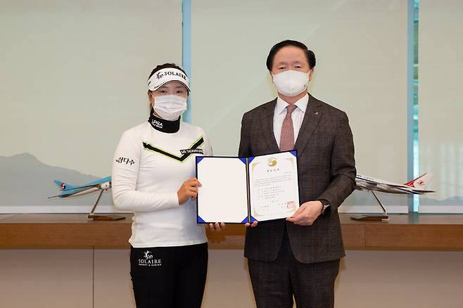우기홍 대한항공 사장(오른쪽)과 프로골퍼 고진영이 ‘엑설런스 프로그램 후원 협약식’ 후&nbsp;후원증서를 들고 기념촬영을 하고 있다. 대한항공 제공