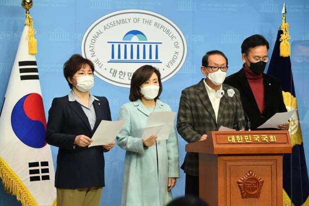김도읍 의원 등 국민의힘 법제사법위원들이 21일 오후 서울 여의도 국회 소통관에서 기자회견을 열고 '김학의 전 법무부 차관에 대한 불법 출국금지'와 관련한 입장문을 발표하고 있다. 뉴스1