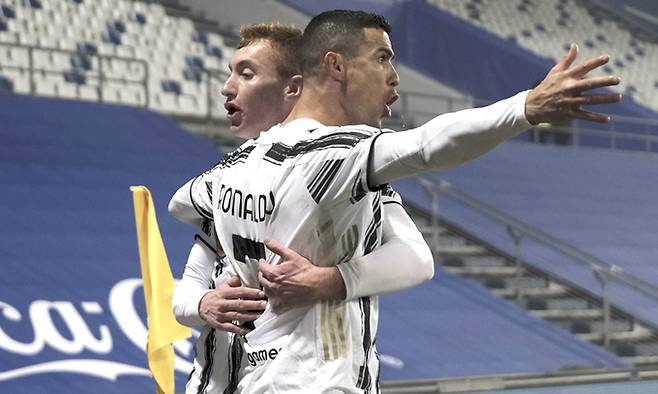 크리스티아누 호날두(왼쪽)가 21일 이탈리아 레조 에밀리아 마페이 스타디움에서 열린 나폴리와의 이탈리아 슈퍼컵 결승에서 득점한 뒤 환호하고 있다. 레조=AP연합뉴스