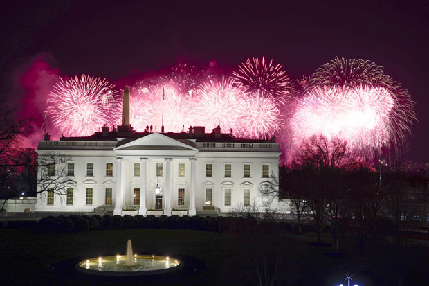 20일(현지시간) 백악관 뒤로 제46대 미국 대통령 취임을 축하하는 불꽃이 쏘아올려지고 있다./사진=AP 연합뉴스
