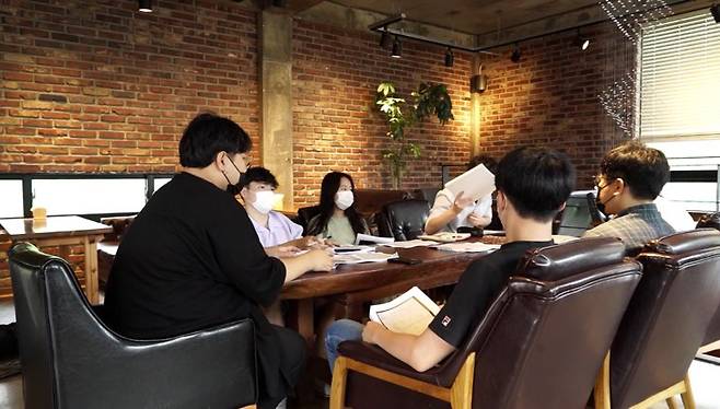 ‘기억연구회 그늘그들과 늘’ 회원들이 합천원폭자료관 소장 한국인 원폭피해자 기록물 정리 작업 회의를 하고 있다.jpg