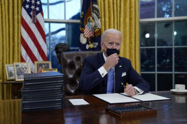 조 바이든 대통령이 20일 백악관 집무실 책상에 앉아 있다./로이터=연합뉴스