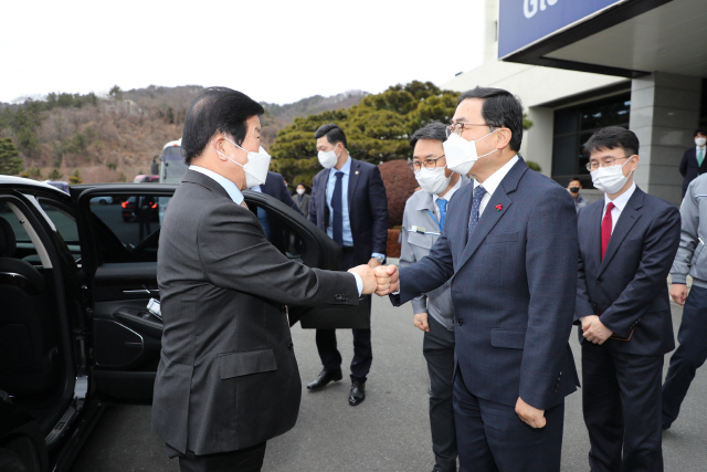 21일 허성무(오른쪽) 창원시장이 두산중공업을 방문한 박병석 국회의장을 맞이하고 있다. /사진제공=창원시