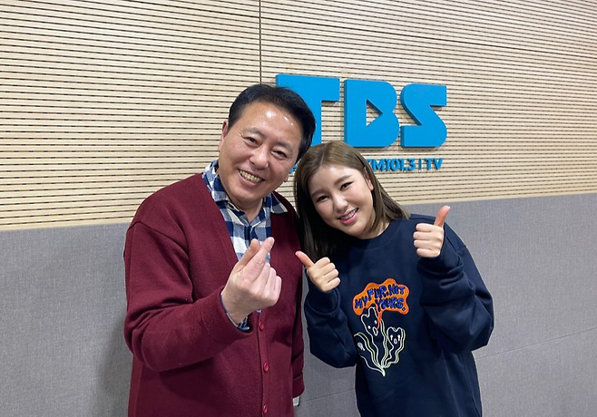 ▲ 최일구(왼쪽)와 송가인. 제공ㅣTBS