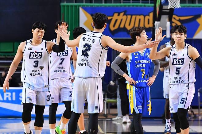 경기 마치고 승리 자축하는 KCC 선수들 [KBL 제공. 재판매 및 DB 금지]