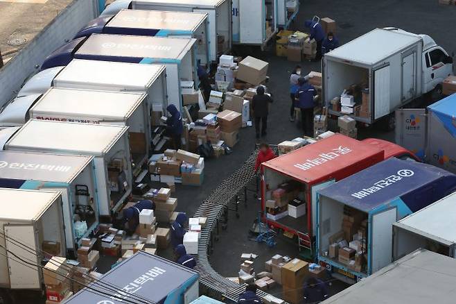 20일 오전 서울의 한 택배 물류센터에서 노동자들이 물품을 옮기고 있다. (사진= 이영훈 기자)