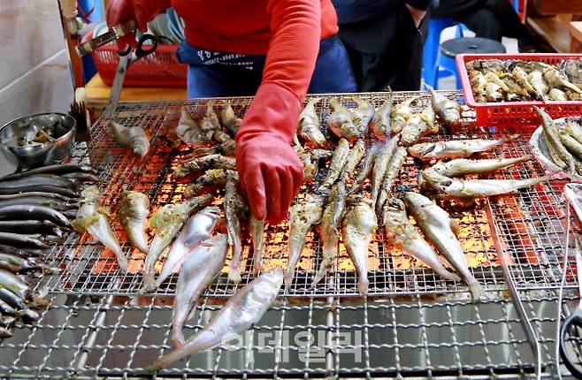 겨울철 동해안 포구에서는 연탄불 위에 석쇠를 놓고 도루묵과 양미리를 굽고 있는 모습을 심심찮게 볼 수 있다.