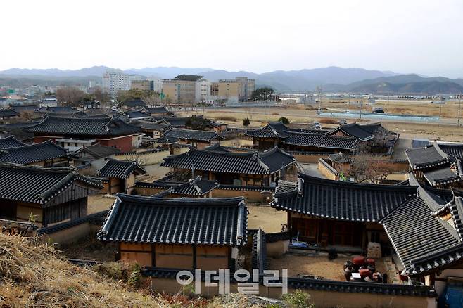 목은이색기념관 가는길에 바라본 괴시리마을