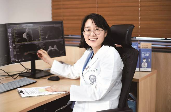 백선경 경희대병원 종양혈액내과 교수가 유방암 수술을 받아야 할 환자에게 치료만족도를 높일 수 있는 선행화학요법에 대해 설명하고 있다.