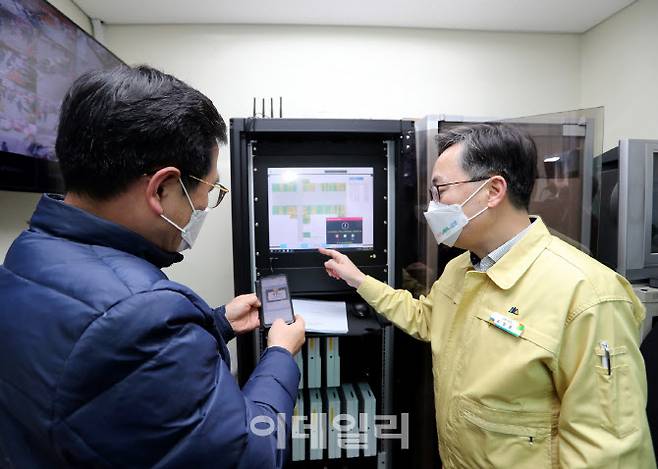 유성훈 서울 금천구청장이 21일 전통시장을 방문해 화재예방 시설을 점검하고 있다.(사진=금천구 제공)