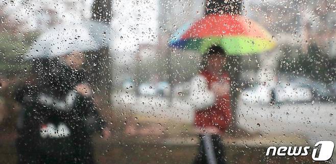 전북 전주시 전북대학교 캠퍼스에서 우산을 쓴 학생들이 발걸음을 옮기고 있다. /뉴스1 © News1