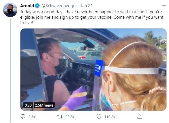 아놀드 슈워제네거가 백신을 맞고 있는 모습. © 아놀드 슈워제네거 트위터