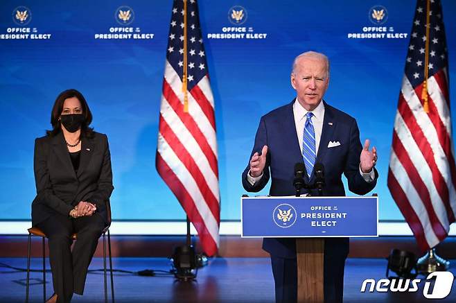 조 바이든 미국 대통령이 취임 전인 지난 14일(현지시간) 델라웨어주 윌밍턴에 있는 퀸 시어터에서 카멀라 해리스 부통령 당선인이 참석한 가운데 1조9000억달러(약 2082조원) 규모의 코로나19 경기 부양책을 발표하고 있다. © AFP=뉴스1